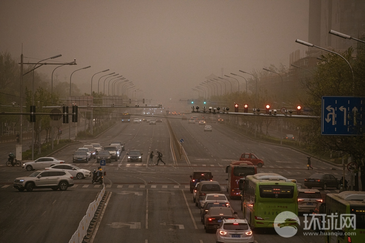 Bão cát tấn công, Bắc Kinh (Trung Quốc) chìm trong bụi bẩn ô nhiễm  